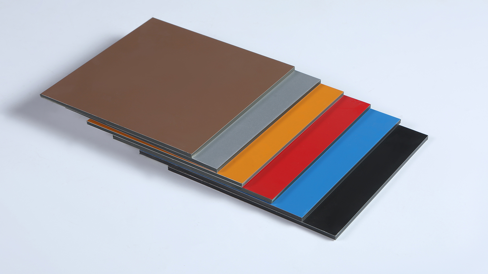 铝塑板抗压性强，比纯铝轻、易加工、可塑性好、耐腐蚀、耐高温等性能都很优异。