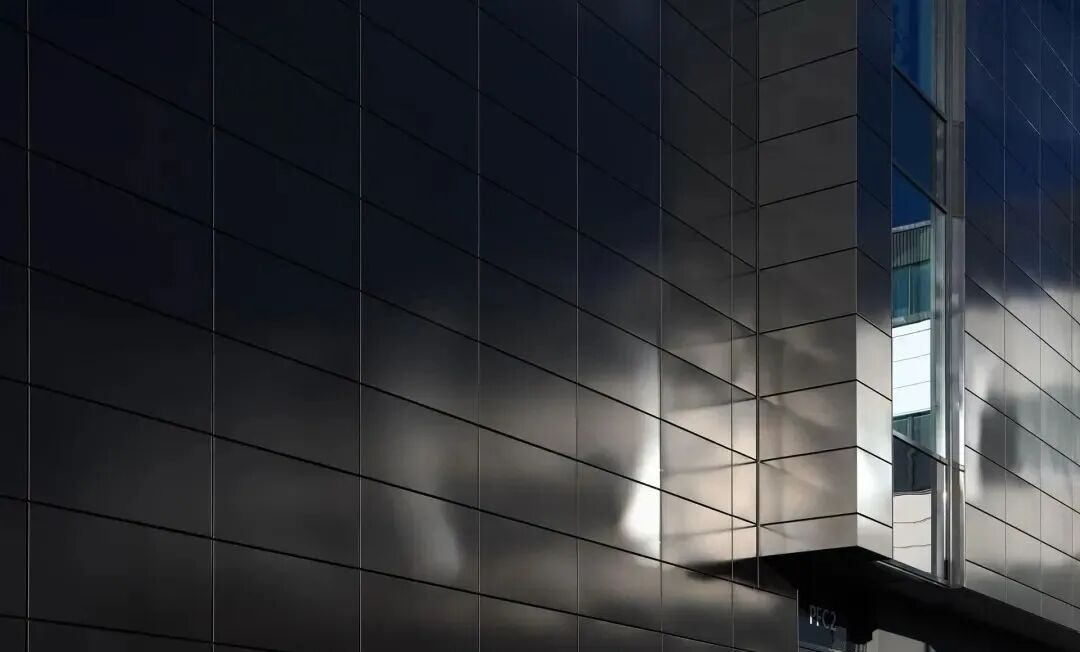 告别幕墙“哈哈镜”！不锈钢、铝板、玻璃平整度提升全攻略（一）