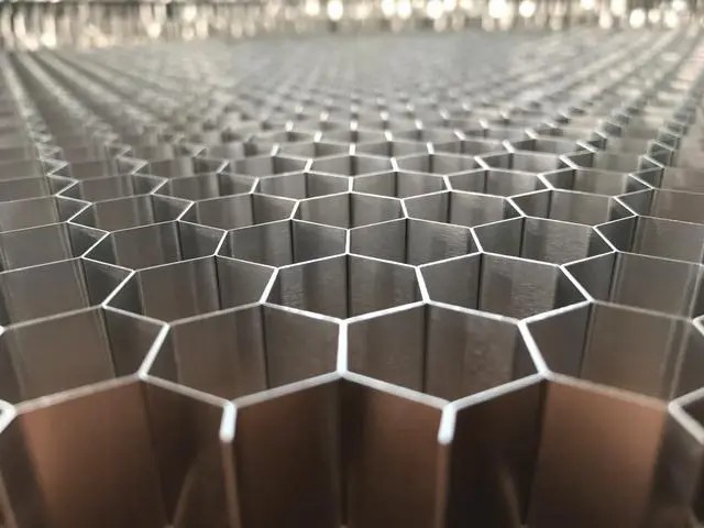 铝蜂窝板，让现代建筑更具科技感！-吉祥装饰