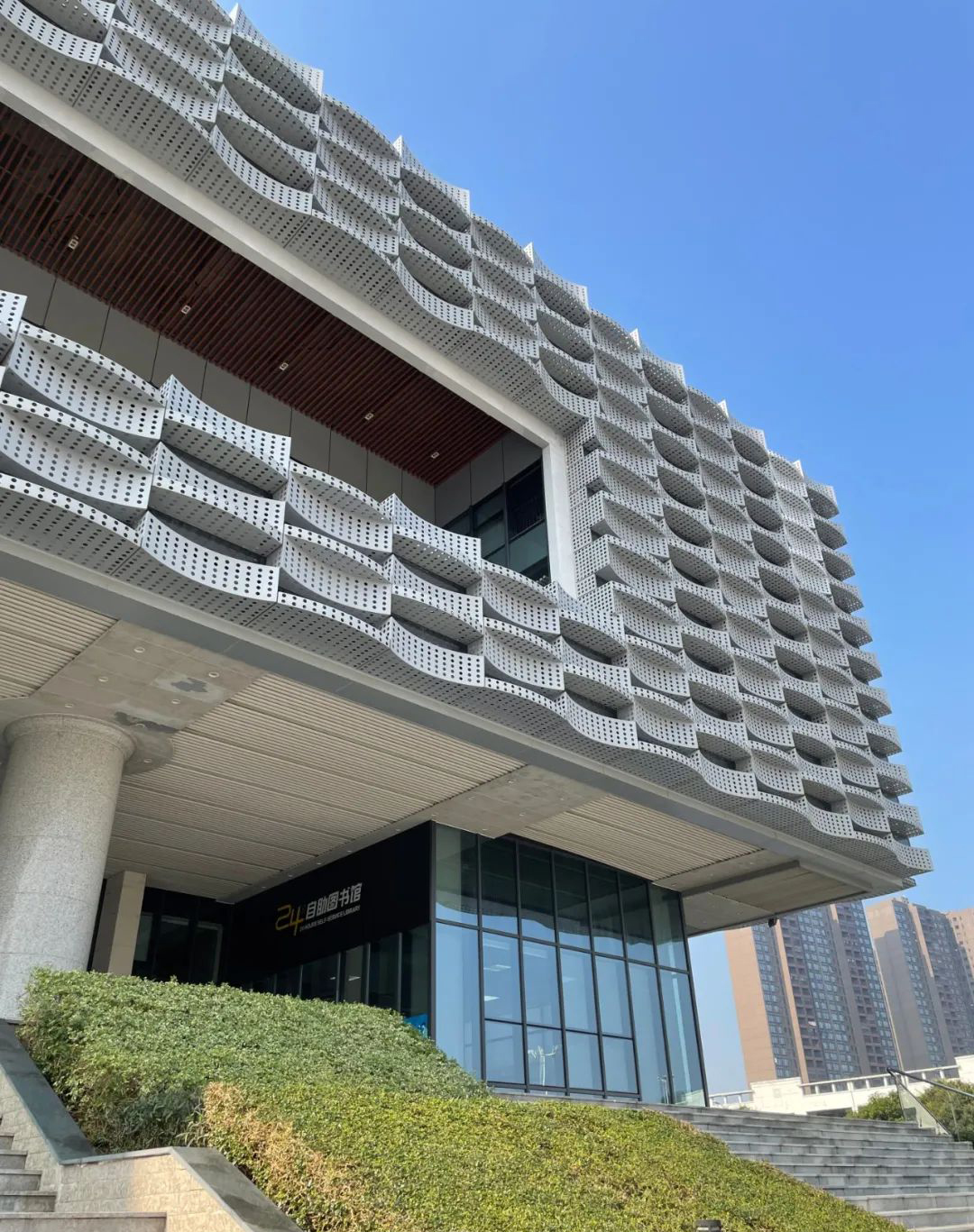 影响冲孔造型铝单板价格的因素有哪些？