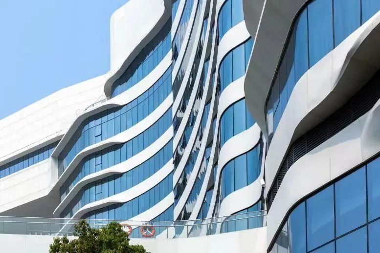 白色铝板搭配蓝色幕墙，恰似蓝海白浪~