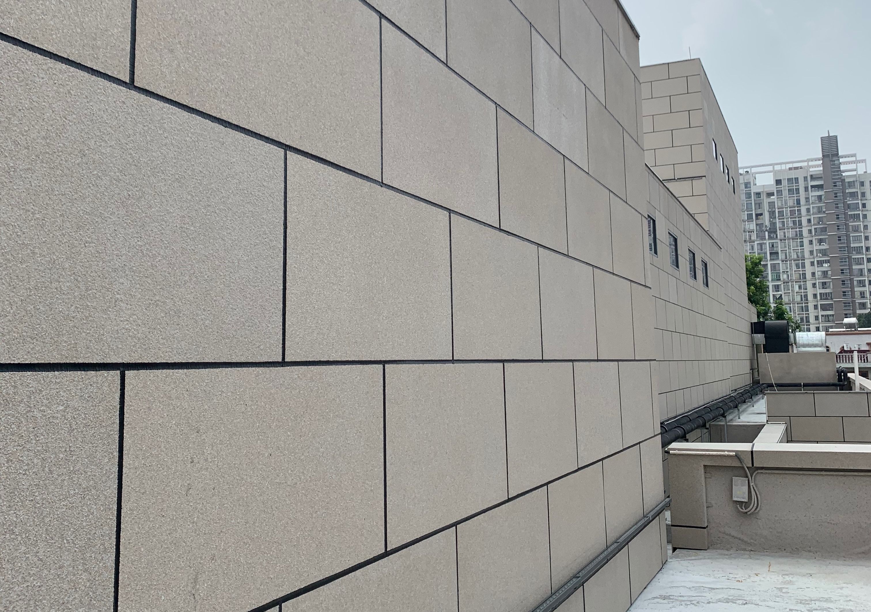 优化成本，替代石材的外立面材料—“仿石材”产品系列产品1